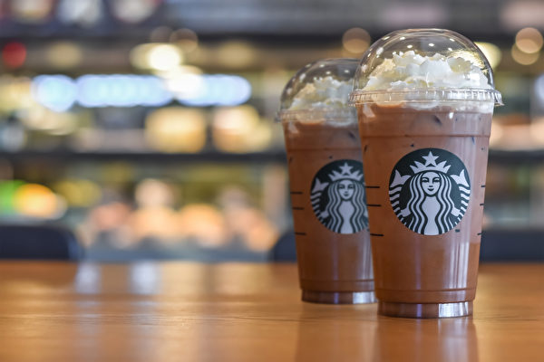 星巴克白巧克力摩卡这种加糖咖啡饮料，称得上是液体形态的垃圾食品。(Chinnapong/Shutterstock)