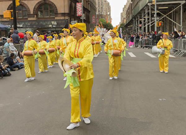 2017年5月20日，法轮大法腰鼓队受邀参加第11届纽约舞蹈节（Annual Dance Parade）。(shutterstock)