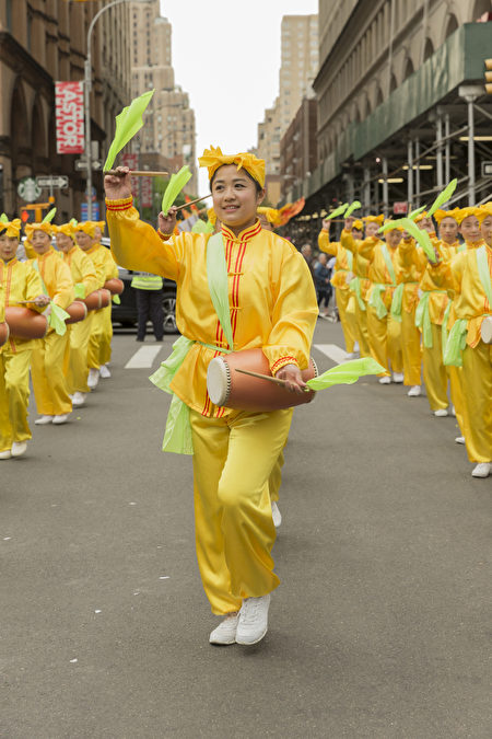 2017年5月20日，法轮大法腰鼓队受邀参加第11届纽约舞蹈节（Annual Dance Parade）。(shutterstock)