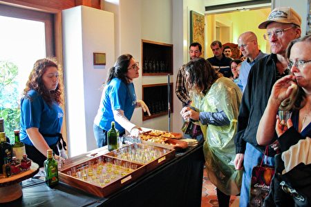 智利使馆员工在为游客介绍橄榄油。（石青云／大纪元） 