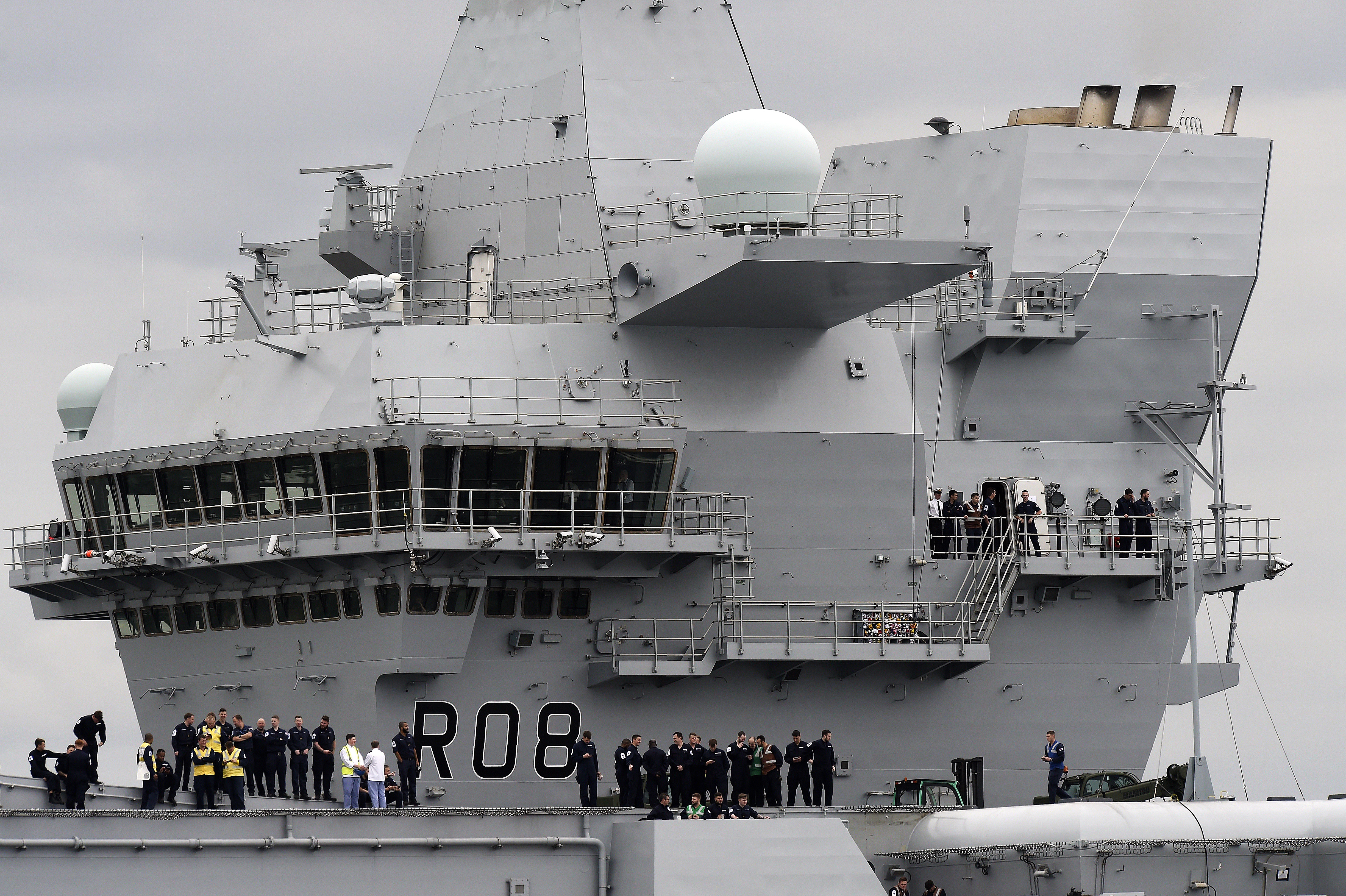 週一(6月26日),英國皇家海軍最新航空母艦「伊麗莎白女王號」(HMS Queen Elizabeth)下海試航,這是英國史上最大的一艘軍艦。(Andy Buchanan/AFP)
