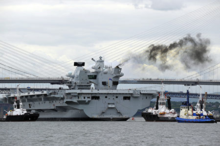 周一（6月26日），英国皇家海军最新航空母舰“伊丽莎白女王号”（HMS Queen Elizabeth）下海试航，这是英国史上最大一艘军舰。（AFP PHOTO / Andy Buchanan）