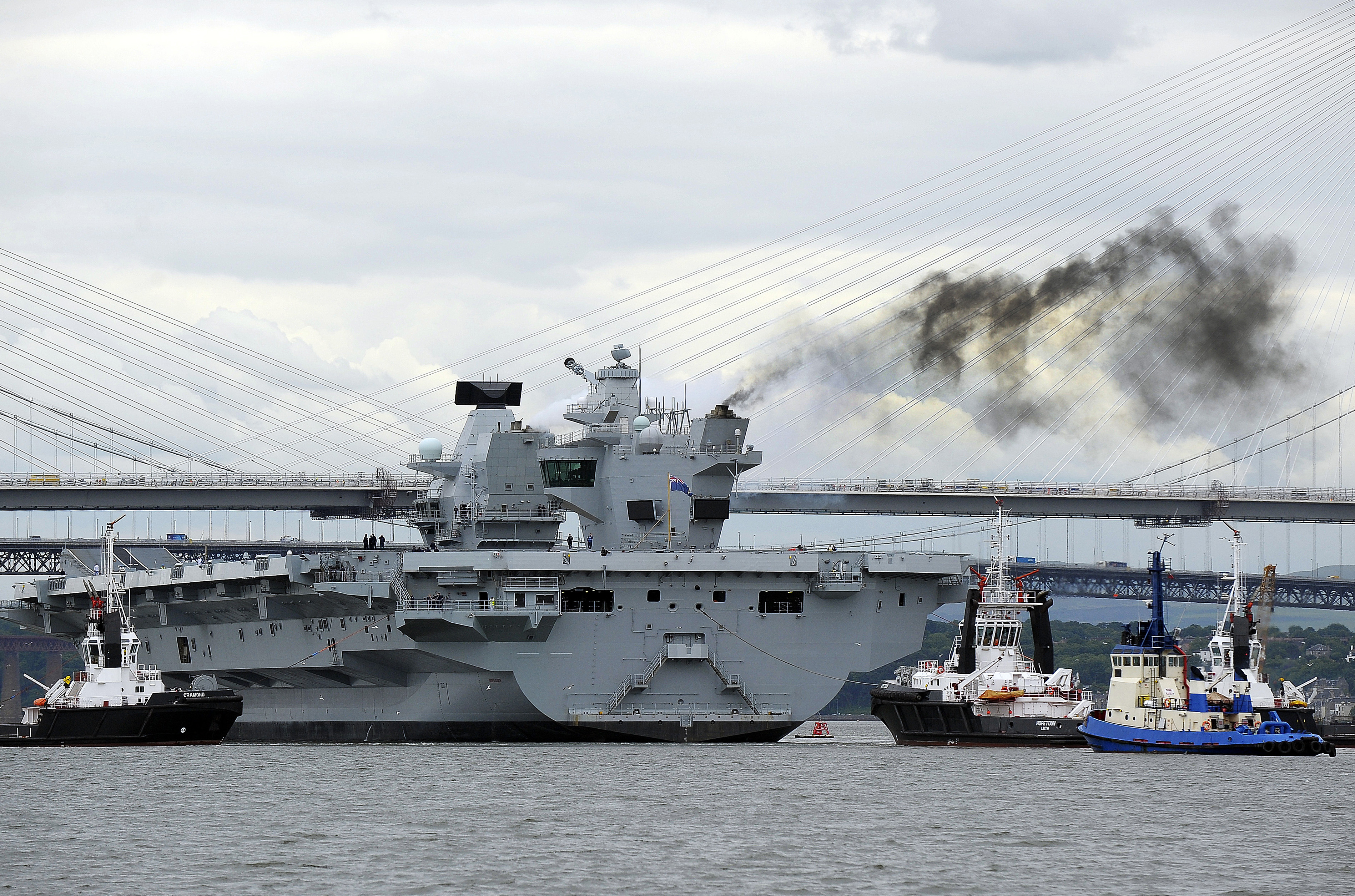 週一(6月26日),英國皇家海軍最新航空母艦「伊麗莎白女王號」(HMS Queen Elizabeth)下海試航,這是英國史上最大的一艘軍艦。(Andy Buchanan/AFP)
