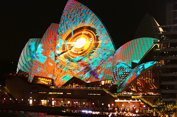 灯光节在地标性建筑悉尼歌剧院上投影的图案色彩缤纷。（安平雅／大纪元）
