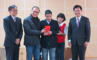 2017年1月24日行政院長林全參訪惠明兒童教養院時，賴弘毅執行長接待參訪貴賓。（鄧玫玲/大紀元）