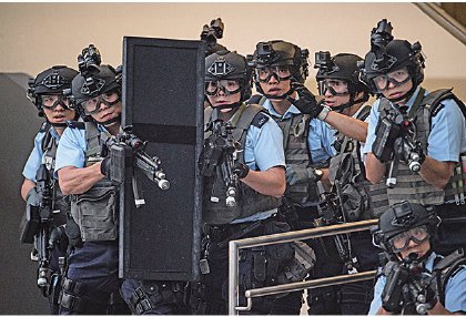 圖為上月11日香港警察進行反恐演習。（ANTHONY WALLACE/AFP/Getty Images）
