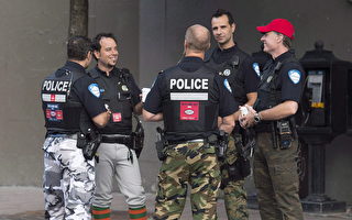 蒙特利尔警察从2014年7月起穿迷彩裤抗议养老金改革，图为蒙特利尔街头穿着迷彩裤的警察。（加通社）