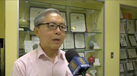 義工Alen Ng先生在活動中心為低收入者義務報稅。（新唐人電視台）