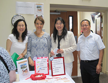 RF/MAX地产经纪Tony Jia（右一）与Centennial Lending Group贷款顾问Annie Wang（右二）及Kina Chang(左一）。（杨茜/大纪元）