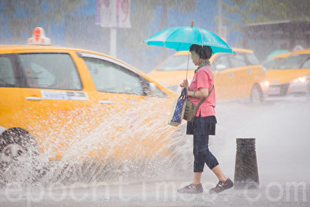 中央氣象局表示，2日受滯留鋒面及西南氣流影響，台灣各地都有陣雨或雷雨。（陳柏州／大紀元）