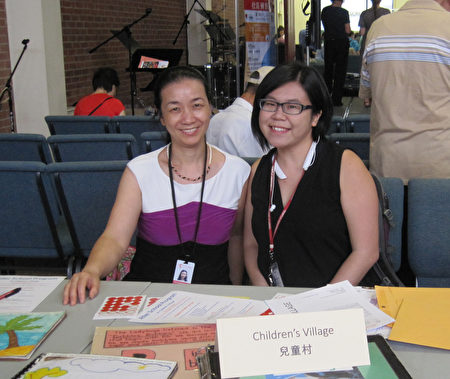 儿童教育机构--“儿童村”（Children’s Villiage）的家庭伙伴关系协调员Sim Loh(右)与同事。（杨茜/大纪元）