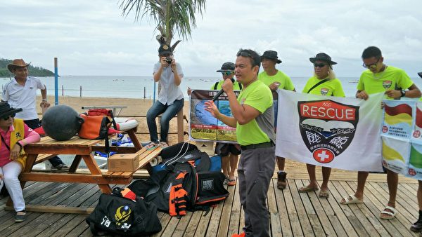 威鯨救難協會的人員，現場指導波麗士大人們有關海灘的急救程序。（恆春警分局提供）
