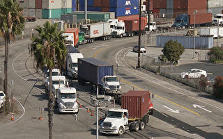 6月19日開始，一批洛杉磯和長灘港的卡車司機及倉庫工作人員又開始罷工。除了抗議工資，卡車司機工會（Teamsters union）聲稱資方錯把卡車司機劃分為獨立承包商。圖為長灘港。（大紀元）
