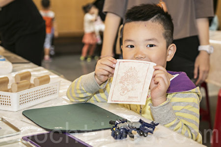 韓國端午節體驗傳統文化。5月30日韓國國立民俗博物館舉行端午節體驗傳統文化活動。圖為孩子們在打印端午符籍。（全景林／大紀元）