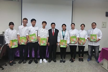 市长涂醒哲（中）致赠精美纪念品予2017 HOFEX 香港国际美食厨艺竞赛得奖学生。（大同技术学院提供）