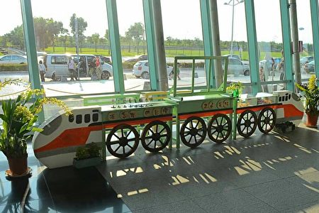 陳威光利用廢棄物創作一部高鐵列車，在高鐵嘉義站展示了三個月。（廖素貞／大紀元）