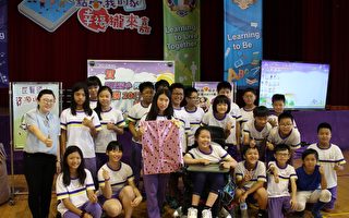 世贤国小六年七班何汶欣同学（坐轮椅者）获总统教育奖，将荣耀分享给级任老师(左)及同班同学。（李撷璎／大纪元）