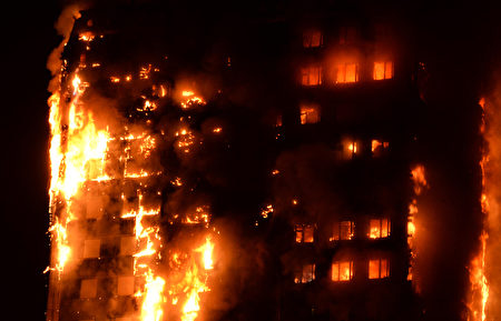 6月14日凌晨，倫敦24層的格倫費爾大廈發生大火，整棟公寓樓完全被大火吞噬。(GIULIO THUBURN/AFP)