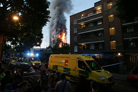 6月14日凌晨，倫敦24層的格倫費爾大廈發生大火，整棟公寓樓完全被大火吞噬。(DANIEL LEAL-OLIVAS/AFP)