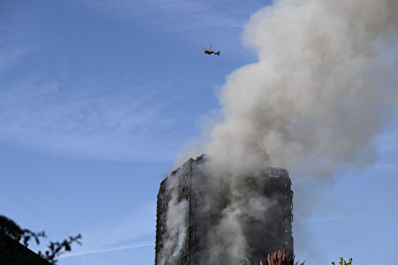 6月14日凌晨，倫敦24層的格倫費爾大廈發生大火，整棟公寓樓完全被大火吞噬。(Carl Court/Getty Images)