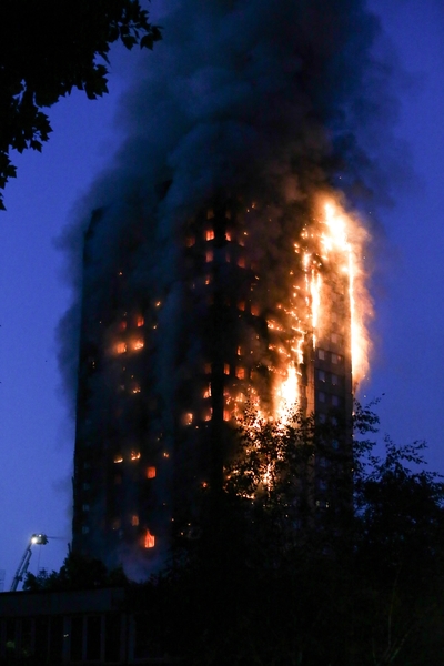 6月14日凌晨，倫敦24層的格倫費爾大廈發生大火，整棟公寓樓完全被大火吞噬。(DANIEL LEAL-OLIVAS/AFP/Getty Images)