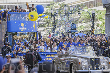 勇士nba总冠军庆功大游行百万球迷齐欢庆 金州勇士队 游行庆祝 库里 大纪元