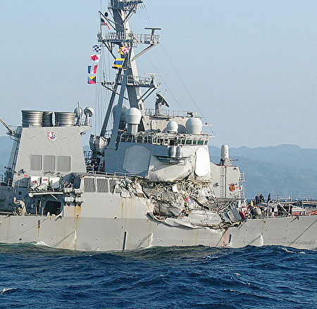 美国海军驱逐舰费兹杰罗号17日凌晨在日本东京湾南方与菲律宾籍商船相撞，舰上7人失踪。图为费兹杰罗号受损情况。 (STR/JIJI PRESS/AFP)