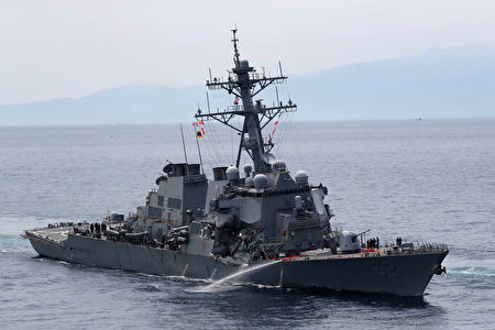 美国海军驱逐舰费兹杰罗号17日凌晨在日本东京湾南方与菲律宾籍商船相撞，舰上7人失踪。图为费兹杰罗号受损情况。 (STR/JIJI PRESS/AFP) 