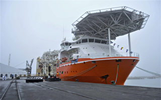 全球最大鑽石探勘船15日在大西洋海岸舉行下水典禮。(HILDEGARD TITUS/AFP)