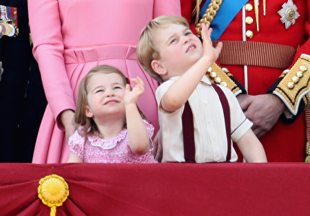 2017年6月17日，伦敦举行英女王伊利沙伯二世91岁官方生日庆祝活动，乔治小王子与夏洛特小公主特别抢镜。(Chris Jackson/Getty Images)