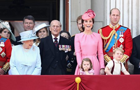 LONDON, ENGLAND - JUNE 17: (L-R) Queen Elizabeth II, Prince Philip, Duke of Edinburgh, Catherine, Duchess of Cambridge, Princess Charlotte of Cambridge, Prince George of Cambridge and Prince William, Duke of Cambridge look out from the balcony of Buckingham Palace during the Trooping the Colour parade on June 17, 2017 in London, England. (Photo by Chris Jackson/Getty Images)