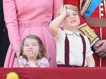 2017年6月17日，伦敦举行英女王伊利沙伯二世91岁官方生日庆祝活动，乔治小王子与夏洛特小公主特别抢镜。(Chris Jackson/Getty Images)
