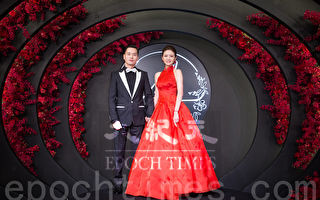 藝人安以軒（右）與澳門德晉集團CEO陳榮煉（左）6月23日在台北舉辦婚宴。（陳柏州／大紀元）