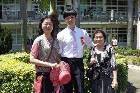 吳媽媽（左）專程從澳洲來參加兒子吳晨志的畢業典禮！（廖素貞／大紀元）