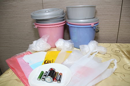 5個乾電池（不限尺寸）或10個乾淨塑膠袋即可兌換1個廚餘桶。（嘉義市政府提供）