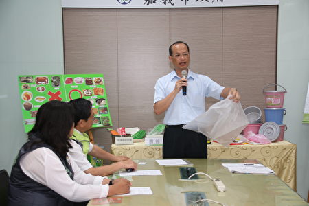 嘉市府环保局长张志诚劝导使用透视性高的垃圾袋。（嘉义市政府提供）