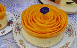 業者推出的芒果慕斯蛋糕，選用台灣在地芒果切片交織成盛開的玫瑰，季節限定。（方金媛／大紀元）