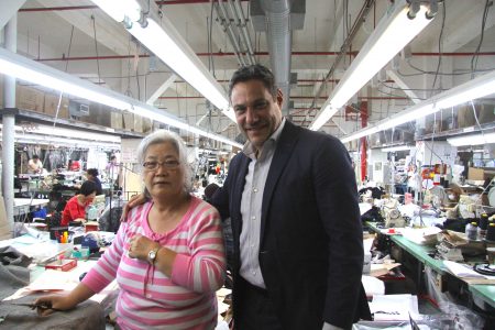 曼哈頓中城製衣廠老闆Joe Ferara和他的工人在製衣車間裡。