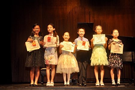 第三十二届国际钢琴比赛部分获奖选手合影。（钢琴比赛主办方提供）