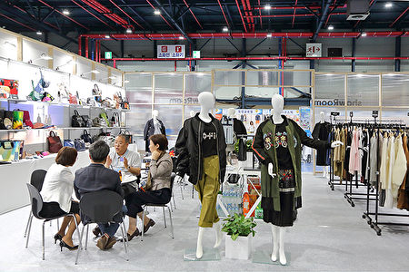 展覽會上展示了種類繁多的韓國優秀商品，其中時尚百貨尤其引人關注。(全景林/大紀元)