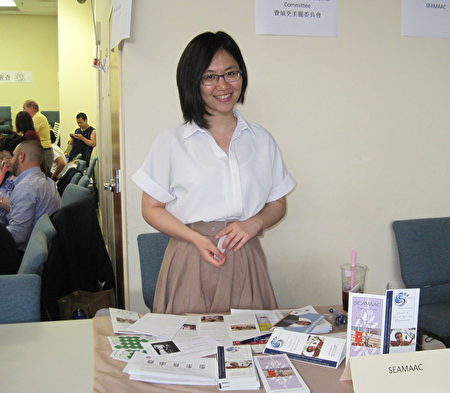 来自东南亚互助协会联盟（SEAMAAC）的中文外联员Nan Xiang女士主要负责健康与社会福利项目。（杨茜/大纪元）