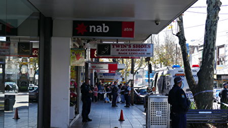 悉尼警方封鎖了Campsie商業主街——Beamish St的案發現場，進行取證調查。（安平雅/大紀元）