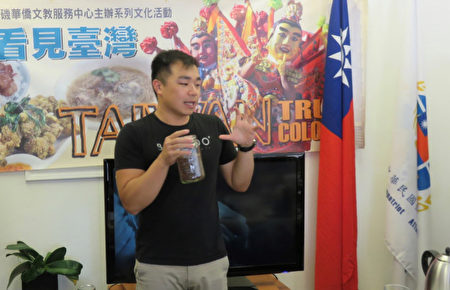 6月15日洛侨中心在华埠图书馆举办“咖啡 x 烘焙”食尚台湾生活讲座。（袁玫／大纪元）。