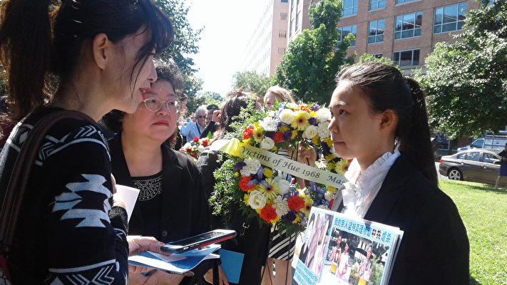 来自中国辽宁的徐鑫洋（右）正在接受美国之音记者（左）采访。徐鑫洋的爸爸徐大为因修炼法轮功被中共迫害致死。（李辰／大纪元）