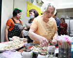 80岁阿嬷卖馄饨  存钱10多年捐救护车