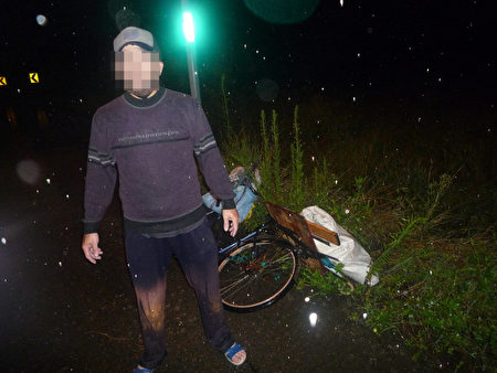 苗栗一名男子竊取6顆西瓜,返家途中遇警心虛,主動坦承偷西瓜,員警發現他無業沒錢吃飯「想偷西瓜止飢」,雖依法送辦,也同情男子遭遇,送上新台幣300元的車資。(警方提供/中央社)