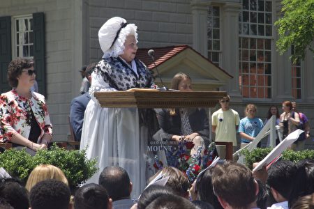 6月2日是华盛顿总统夫人玛莎·华盛顿（Martha Washington）的生日。图为玛莎·华盛顿的扮演者在入籍仪式上演讲。（周翰音／大纪元）