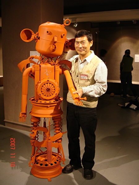 〈呆呆机器人〉更得到桃源美展雕塑类佳作。（郑炳和／提供）