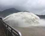 雨勢驚人 石門水庫洩洪逾10時