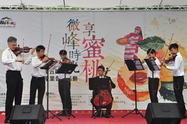 「中華竹詩愛樂」大小提琴演奏，為假日市集增添悠閒、浪漫氣氛。（賴月貴／大紀元）